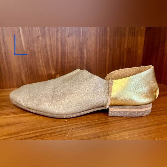 EUC Rare U-Dot Asymmetric Metallic Leather Slip-On Flats 7 Matte & Glossy Gold - Picture 5 of 16